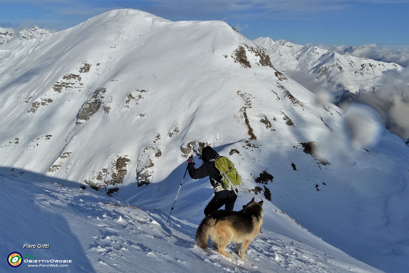 61 Su labile traccia nella neve ci abbassiamo ala Bocchetta di Grem spazzati dal vento da nord.JPG